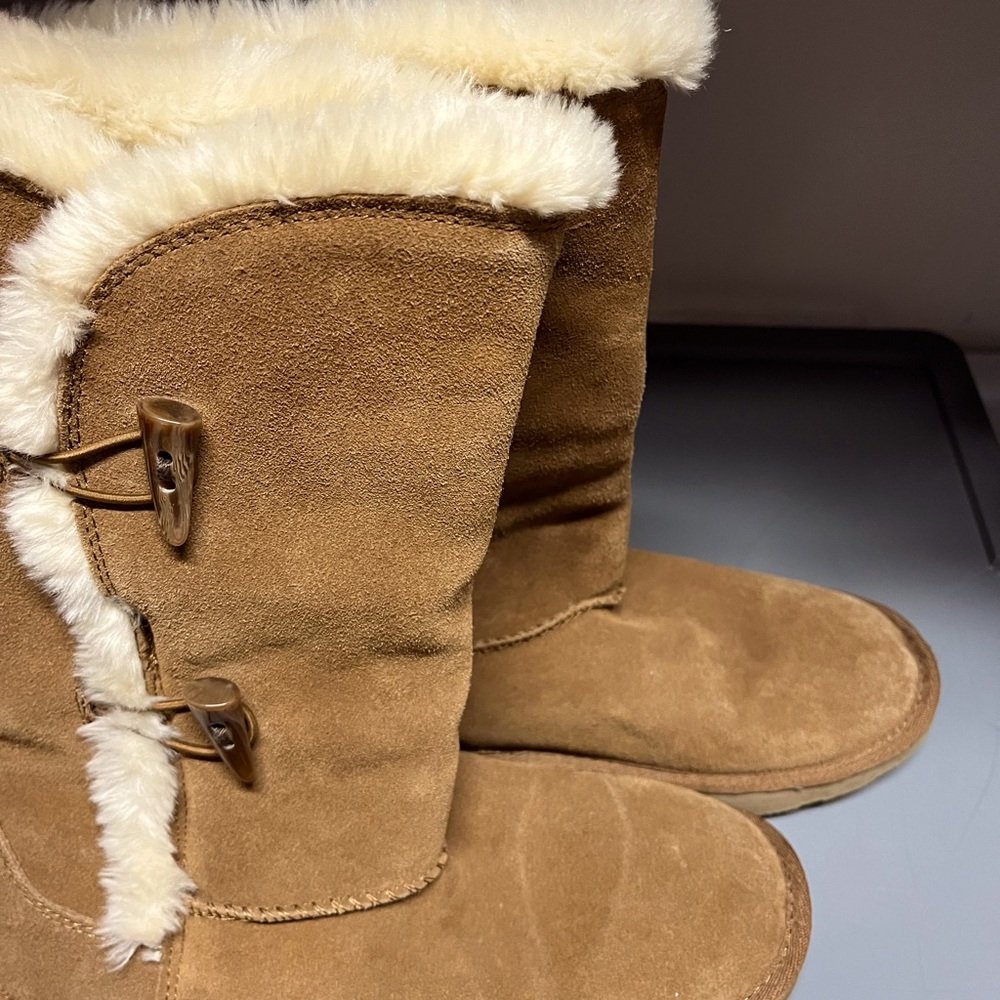 Womens Eskimo look-alike lined boots. Size 8